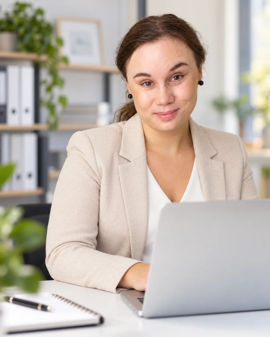Angelika Schiller am Schreibtisch in einem hellen Büro